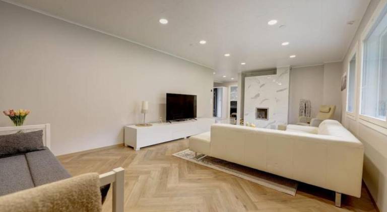 House with jacuzzi — photo 2