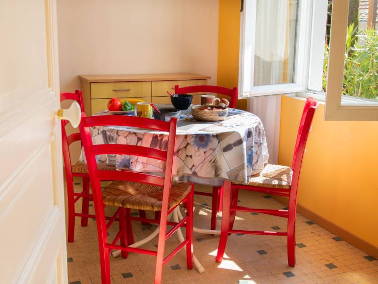 Vacation home with barbeque, terrace & yard | Beach nearby | Pets allowed — photo 4