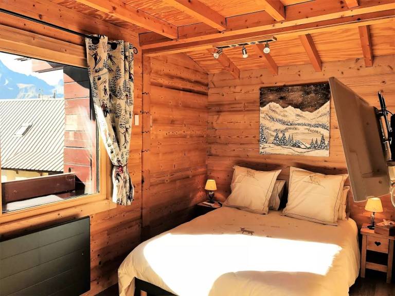 Chalet with barbeque & patio — photo 5