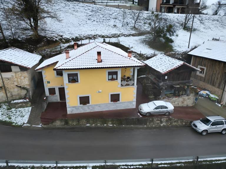 Child-friendly house with barbeque, garden & fast internet | Mountain view | Good for workation | Pet-friendly in Cangas de Onís