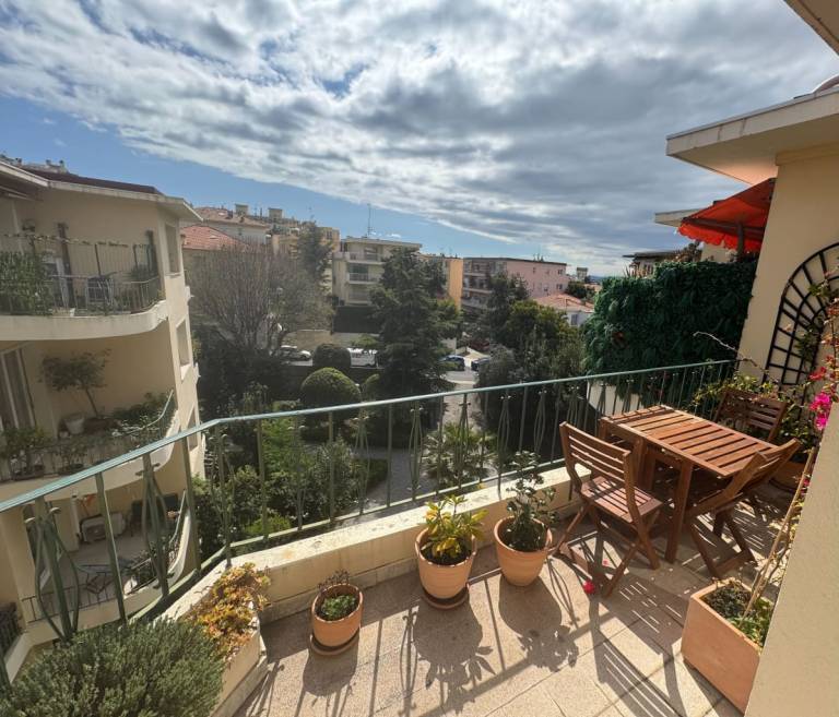 Beautiful T2 with balcony near downtown