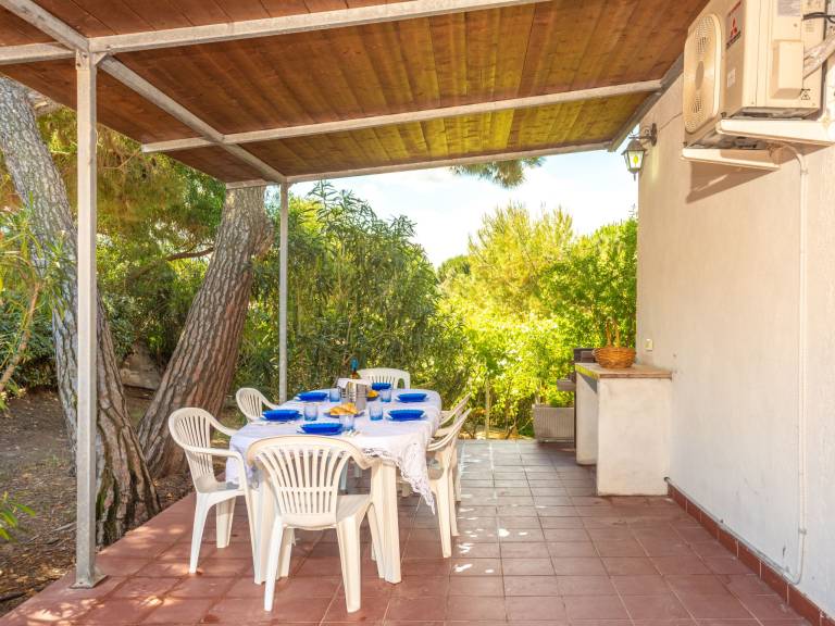 Apartment with patio, BBQ & garden — photo 5