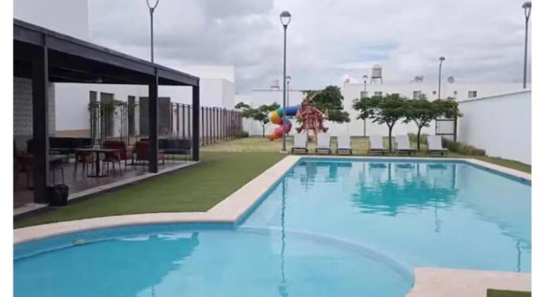 House with pool — photo 3