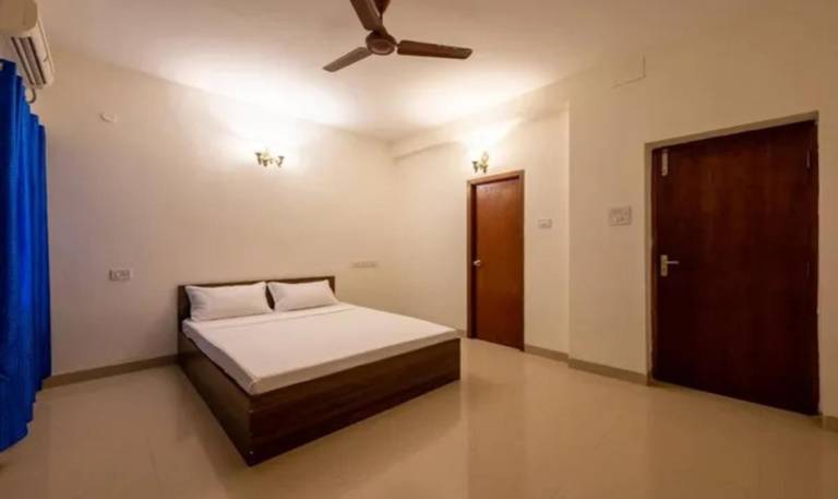 FabHotel Nayana Square