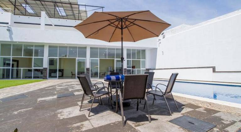 Vacation home with pool — photo 4