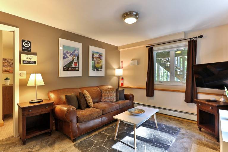 Cozy 3BR, 2-Story Retreat with Hot Tub, Pet Friendly, Deck, Grill, Fire Table, 5 min to Killington — photo 3