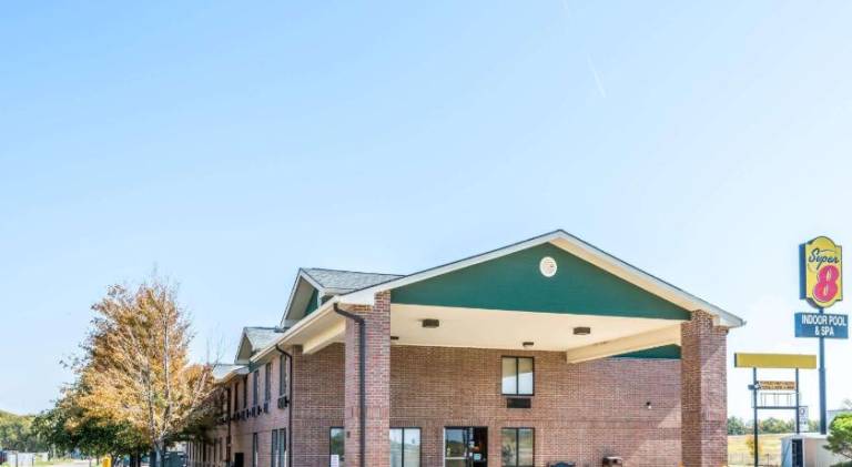Super 8 By Wyndham Salina I-70 — photo 2