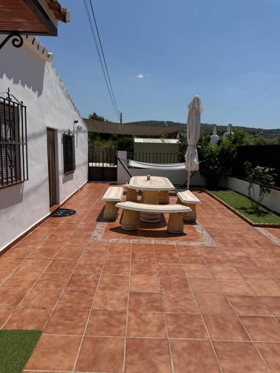 Vacation home with pool, barbeque & yard | Garden view — photo 3