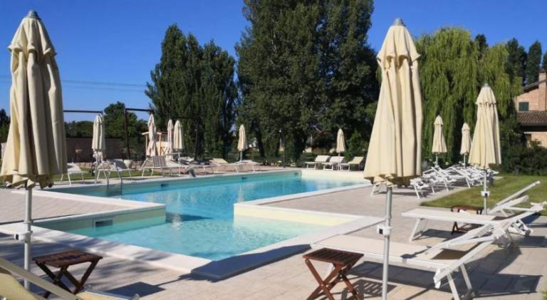 Farm with yard & pool in Forlì