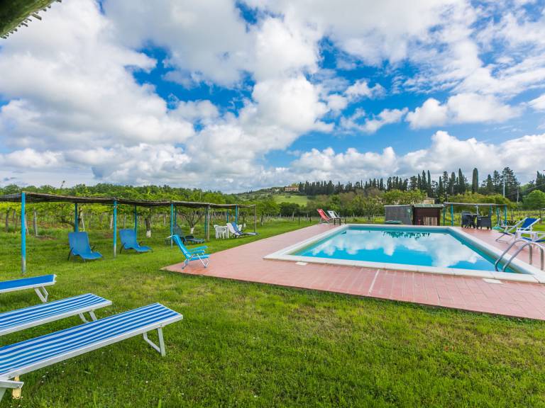 Holiday apartment with barbeque, pool & patio — photo 3