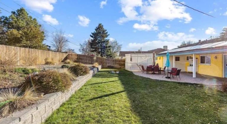 Sunny Beach House of Olde Town Arvada — photo 4
