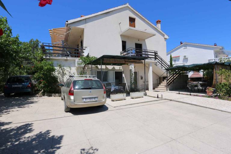 Holiday apartment with terrace — photo 3