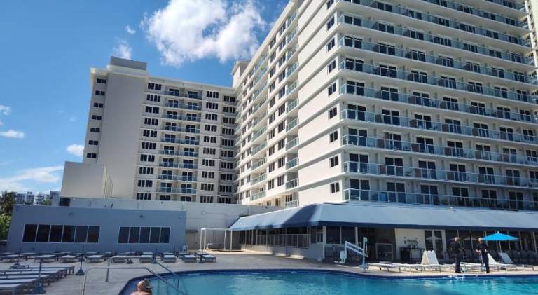 Apartment with pool — photo 3