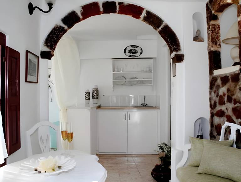 Holiday apartment with pool, patio & hot tub in Santorini