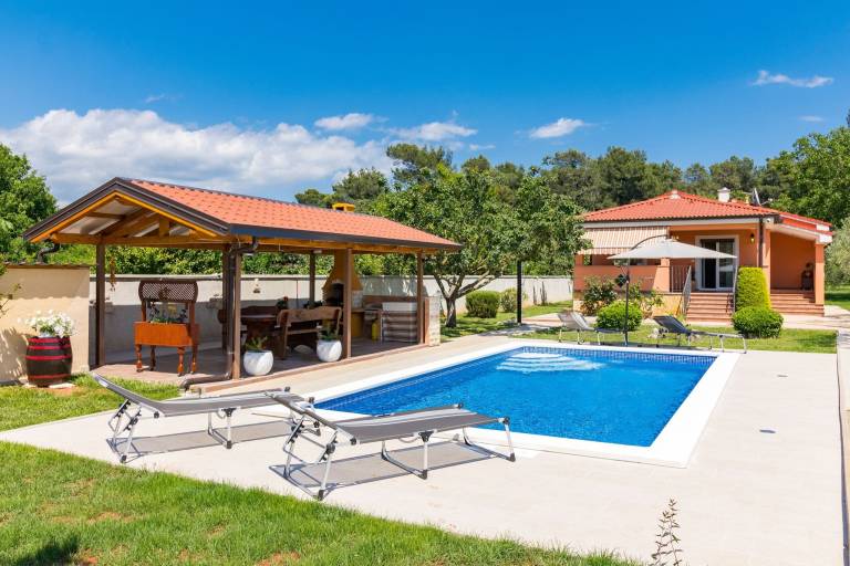 Vacation home with patio, garden & BBQ — photo 3