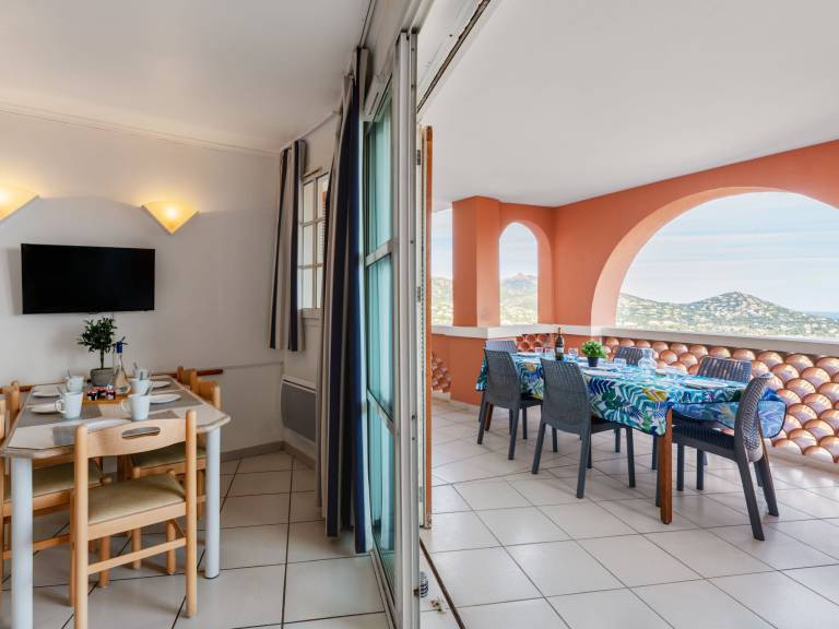Children-friendly apartment with patio, pool & yard | Sea view | Pet-friendly — photo 2
