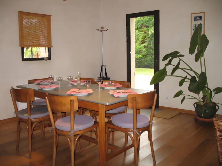 Vacation home with barbeque, terrace & yard | Beach view — photo 5