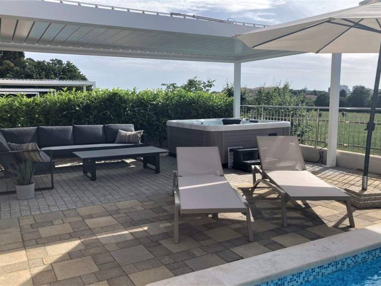 Charming vacation home with private pool, terrace & garden | Pets allowed — photo 3