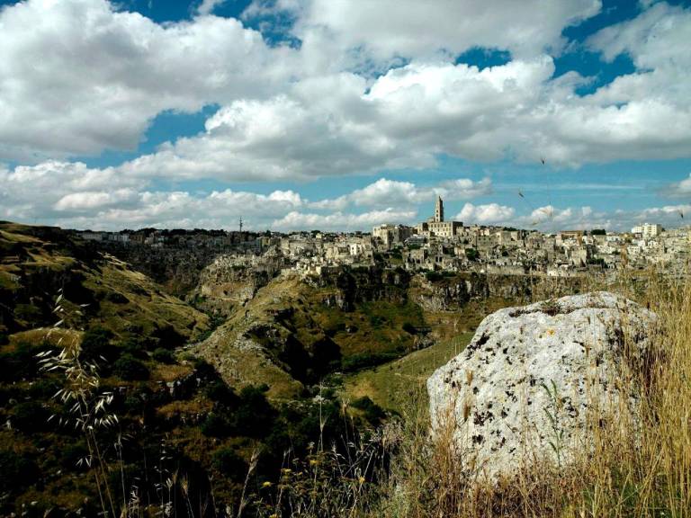 Spacious Luxury Cave Rental with Deluxe Bathtub in Matera, Southern Italy — photo 5