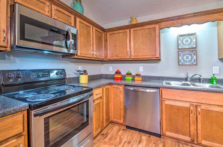 Pet-Friendly Brownsville Retreat w/ Porch! — photo 2