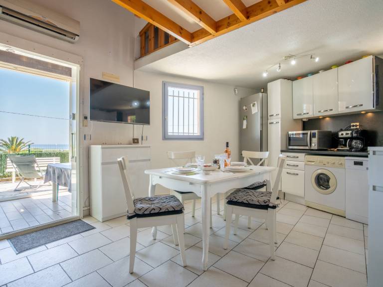 Apartment with garden & terrace | Sea view — photo 4