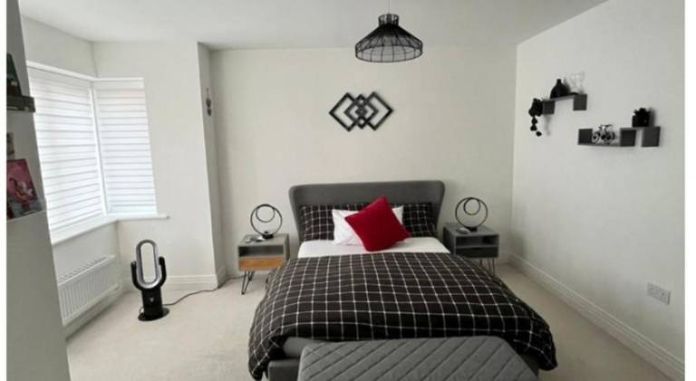 Bedroom in West Sussex with locks Private Bathroom & Free Parking