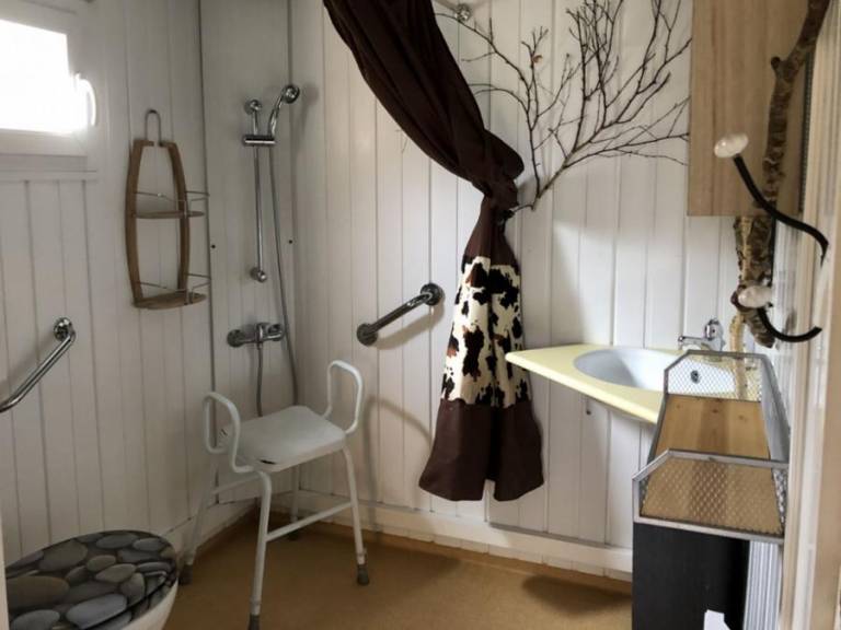 Pleasant chalet with pool & patio | Pets allowed — photo 5
