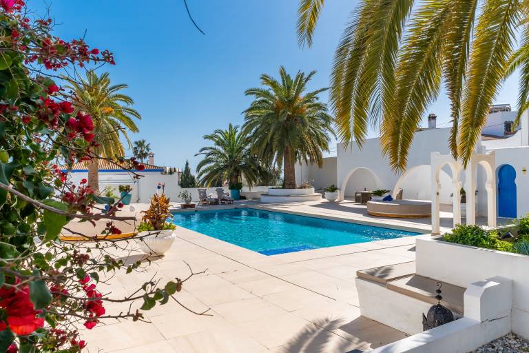 Wonderful villa with barbeque, garden & jacuzzi | City view | Pets are welcome — photo 3
