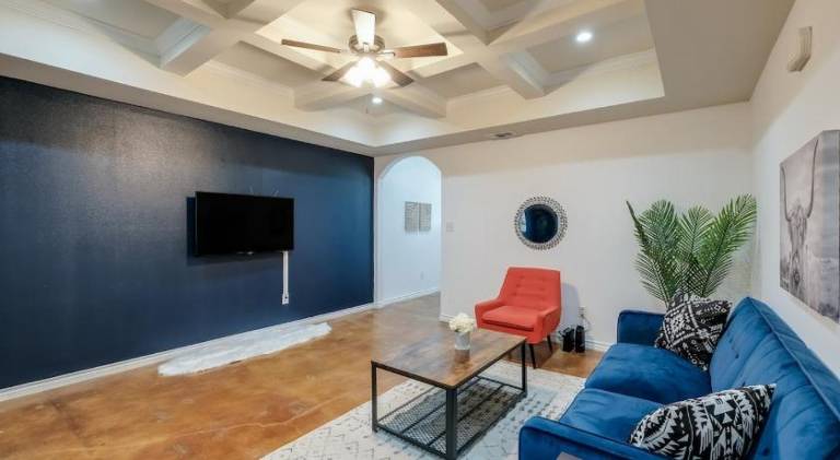 House with 1 room for 8 persons in San Antonio, TX