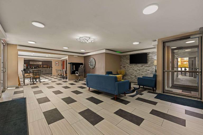 Econo Lodge Rockford Casino Area — photo 4
