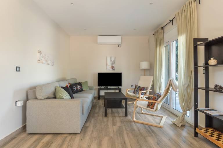 Apartment with fast internet, yard & patio | Beach view | Pets allowed — photo 2