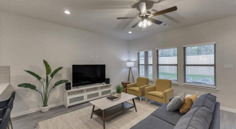 Fully equipped vacation home with yard | Pets are welcome — photo 2