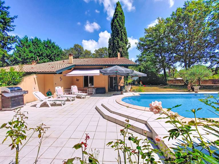 Vacation home with patio, barbeque & private pool — photo 5