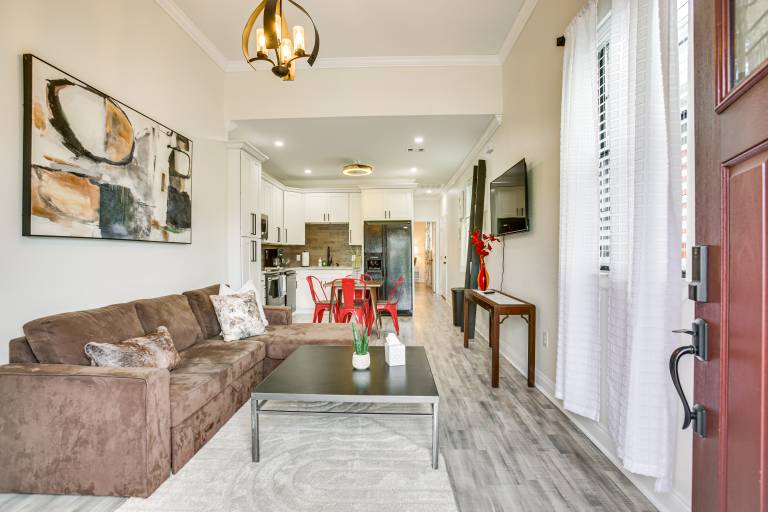 Walk to Streetcar & Dining Modern NOLA Home Base