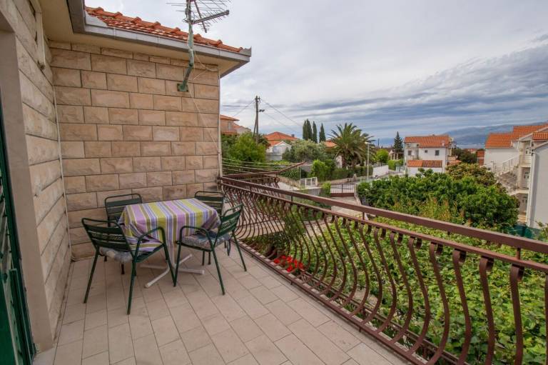 Fully equipped pleasant holiday apartment with patio | Garden view | Beach nearby | Dogs allowed in Supetar
