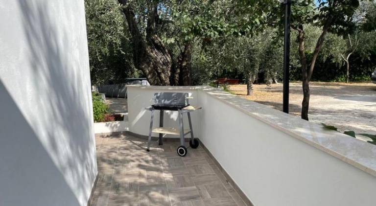 Holiday apartment with barbecue & yard — photo 5