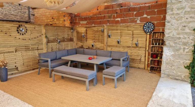 Serviced apartment with BBQ, patio & private pool | Pets allowed — photo 3