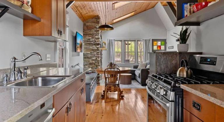 House with hot tub — photo 3