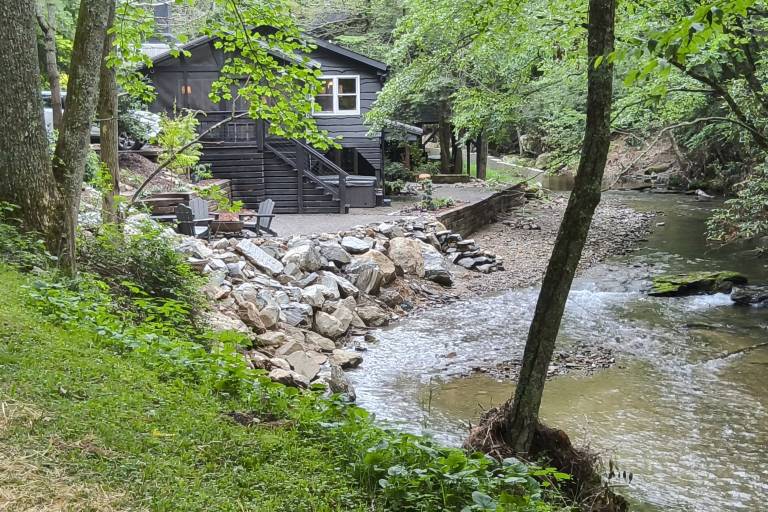 Children-friendly beautiful cottage with terrace, jacuzzi & barbeque | Water view | Pets are welcome in Boone, NC