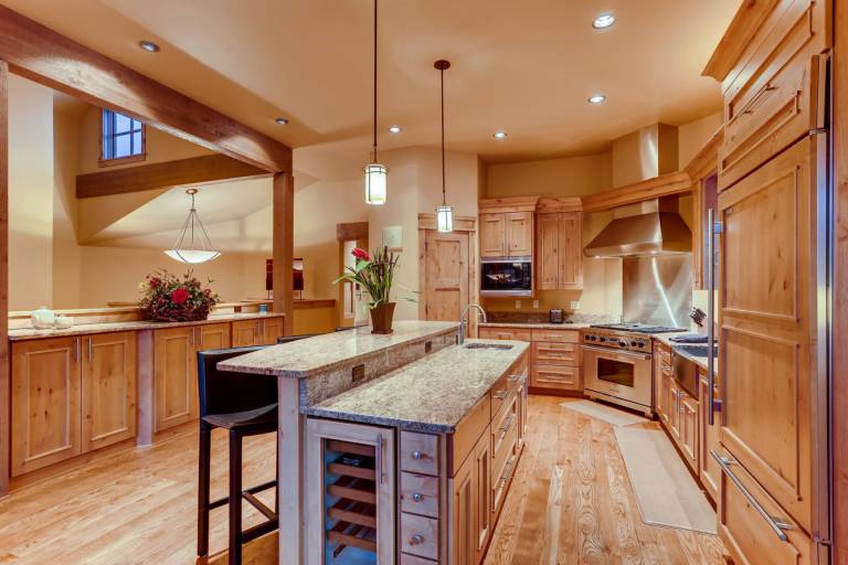 Aspen Grove Chalet: Private Hot Tub, Fire Pit, Pet-Friendly, Near Downtown — photo 5