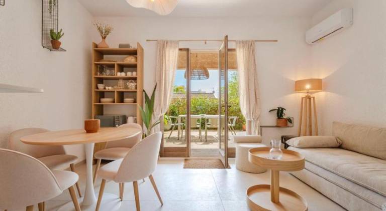 Holiday apartment with yard, barbecue & patio in Hyères