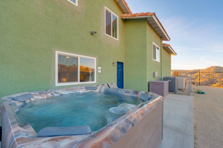'The Maharaja Retreat' w/ Hot Tub & EV Charger! — photo 3