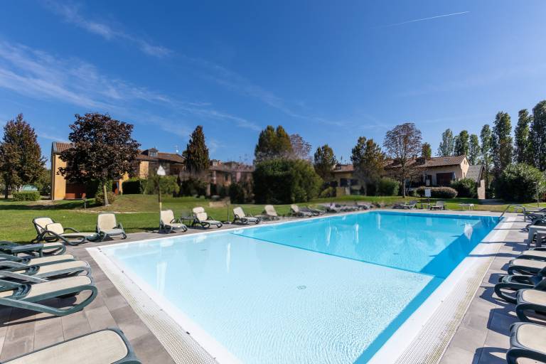Pleasant rental apartment with garden & pool | Pet-friendly in Peschiera del Garda