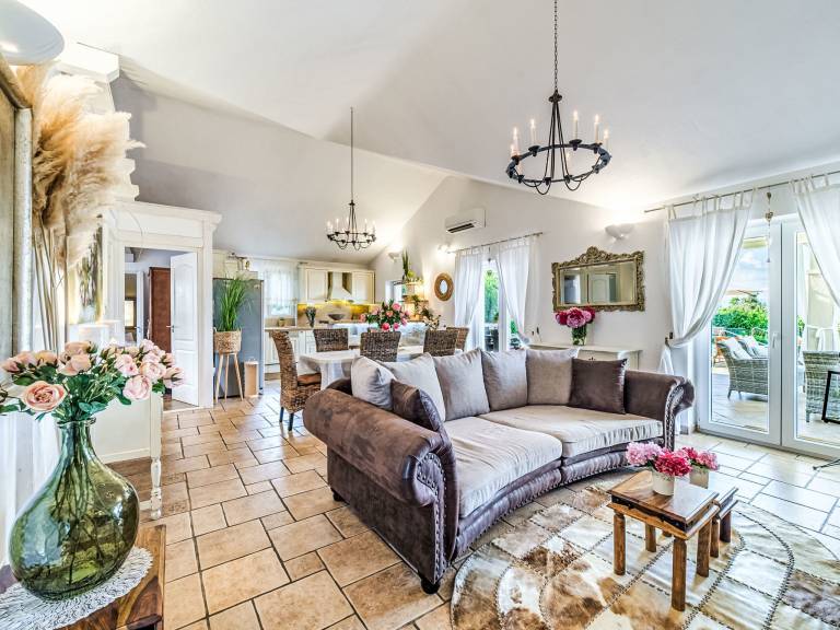 Fully equipped vacation home with private pool, patio & hot tub | Sea view | Beach nearby | Pet-friendly — photo 5