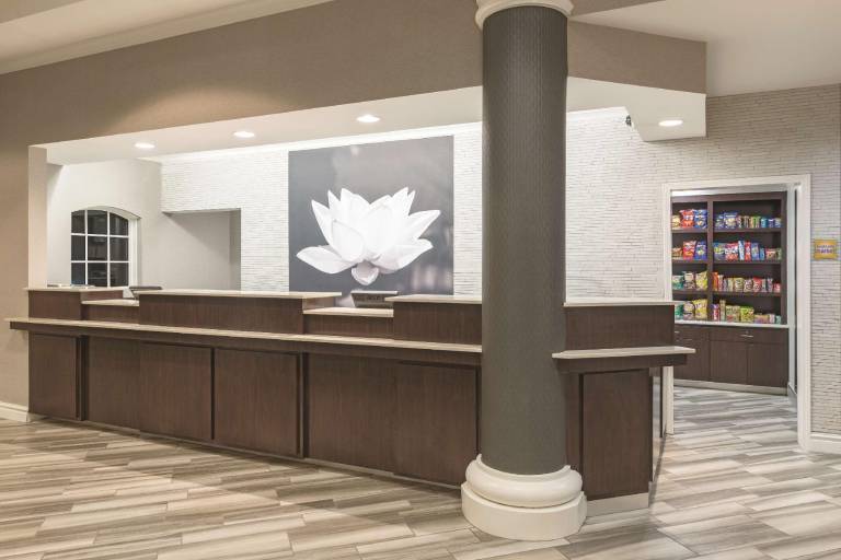 La Quinta Inn & Suites by Wyndham St. Louis Westport — photo 4