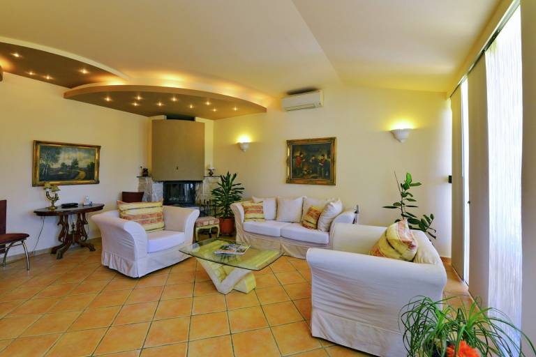 Family-friendly beautiful villa with hot tub, garden & barbecue | Pets allowed — photo 2