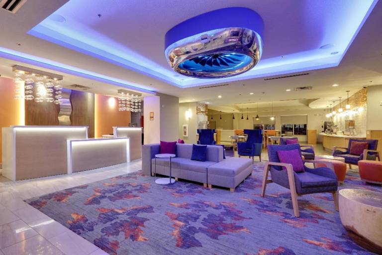 La Quinta Inn & Suites by Wyndham Dallas Love Field — photo 2