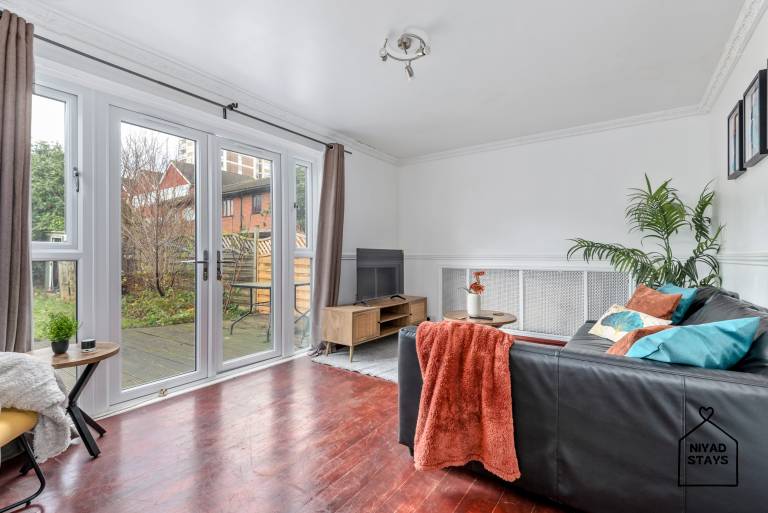 Hale Lodge Beautiful 3 BR Home with FREE Parking