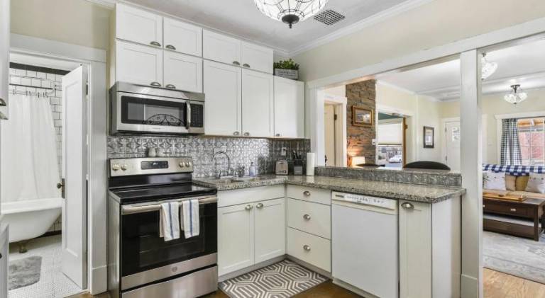 Vacation home with BBQ & heated pool — photo 3