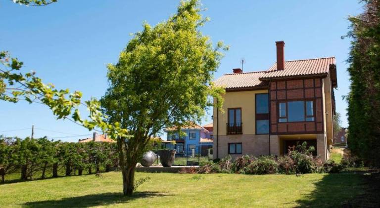 Vacation home with patio, BBQ & yard in Santander